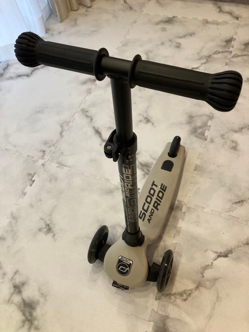 ハイウェイキック3LEDアッシュ　キックボードキッズスクーター足けり子供の乗り物