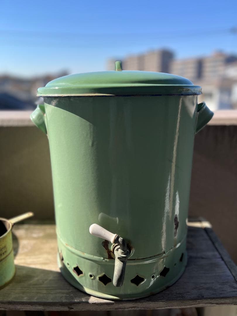 昭和レトロ　蛇口が可愛いシャビーなタンク　水やり用に