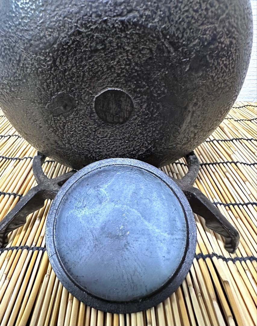 未使用品、供箱付　南部薫山工房造　１５型　アラレ　南部鉄瓶　南部鉄器　鉄瓶