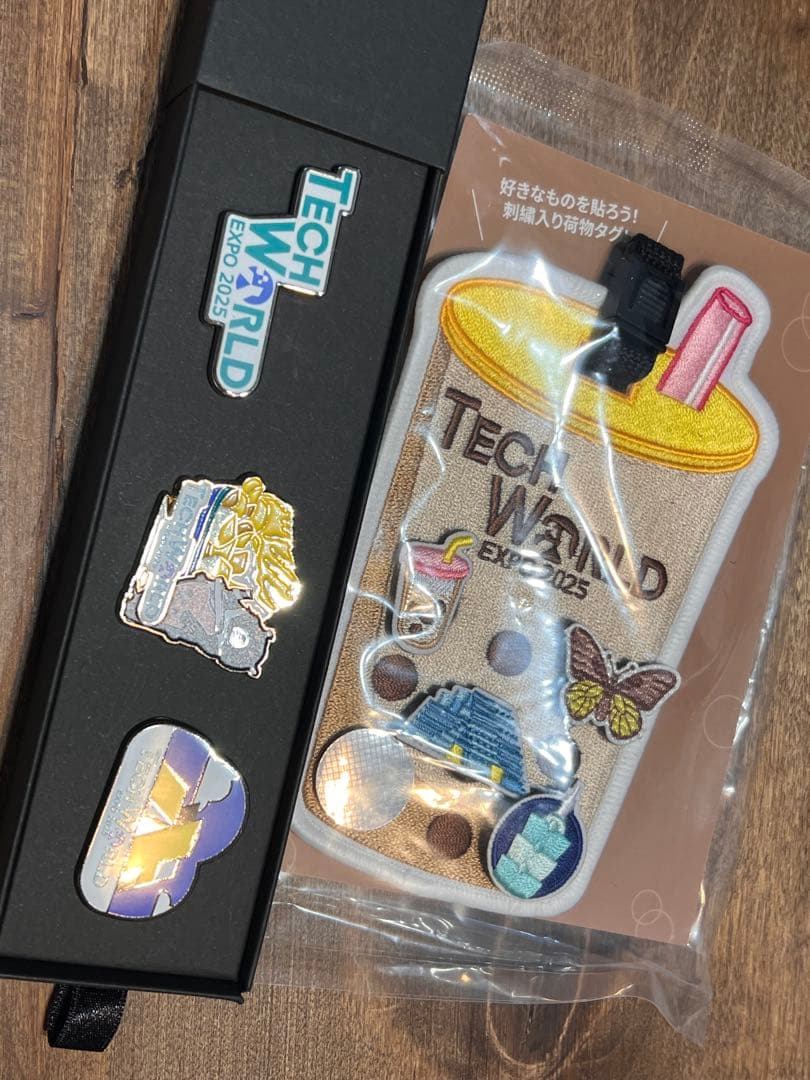 小*遊様 TECH WORLD EXPO 2025 ショルダーバッグとピンバッジ