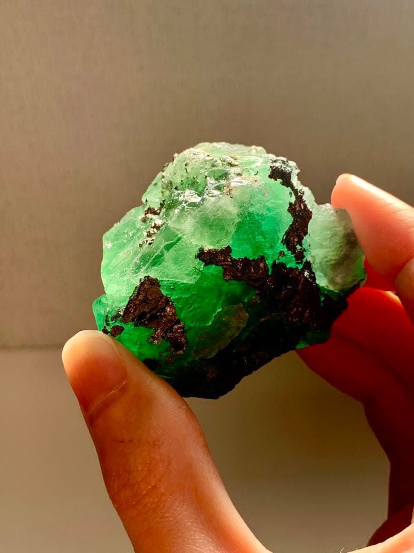 レアカラー　ペルー産　フローライト　原石　鉱物標本　トルマリン　翡翠　グリーン