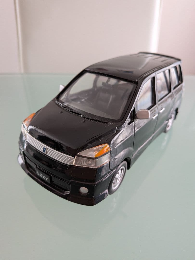 トヨタ　初代ヴォクシー　カラーサンプル　1/24