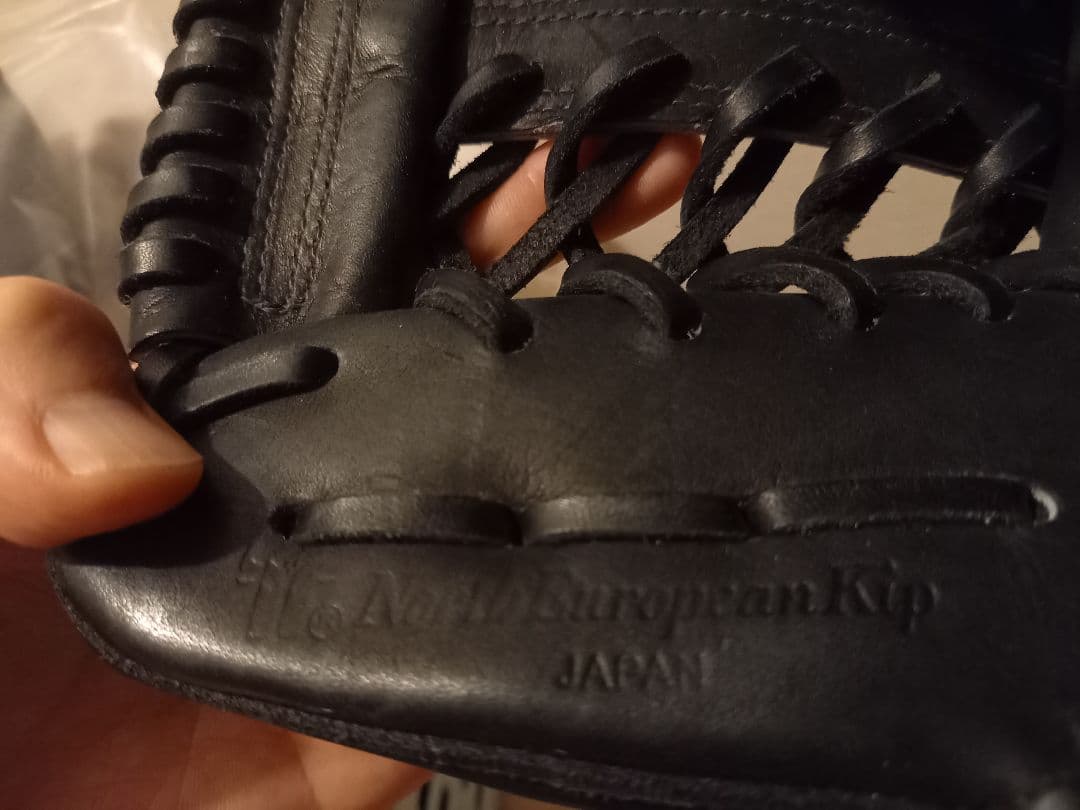 硬式野球グローブ 黒 レザー Mロゴ