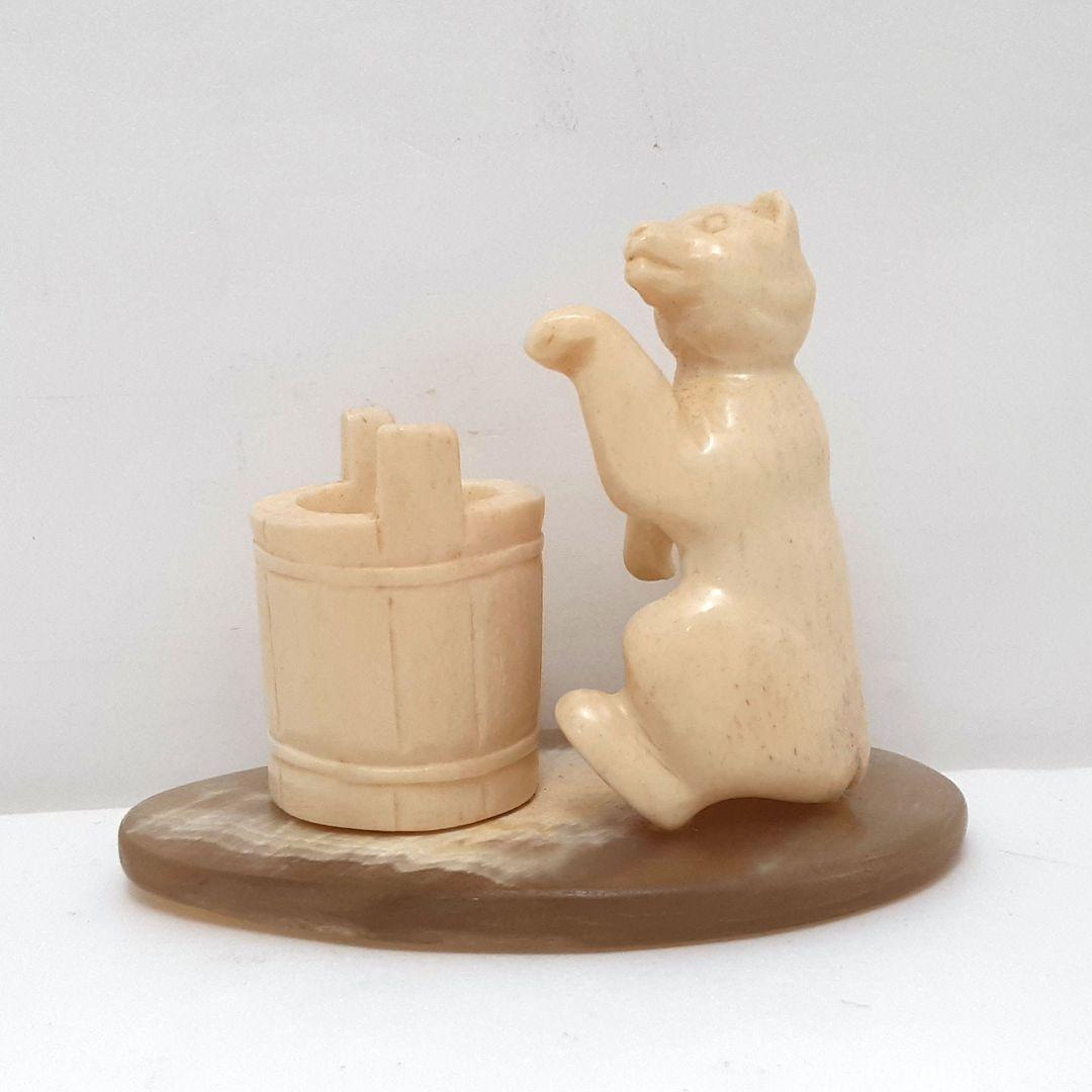 Y1701-2 最高級極上 熊と桶 置物 天然素材 重量85.7g