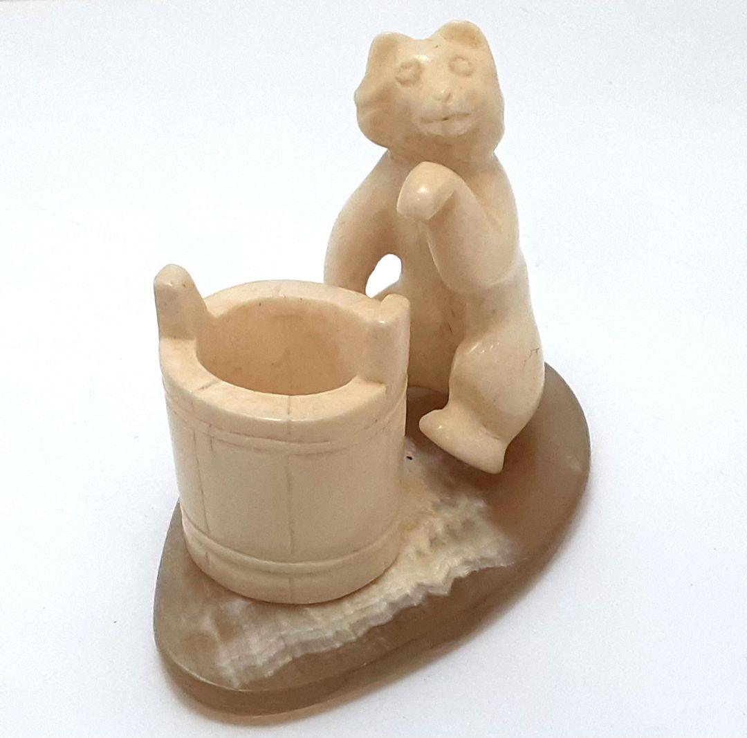 Y1701-2 最高級極上 熊と桶 置物 天然素材 重量85.7g