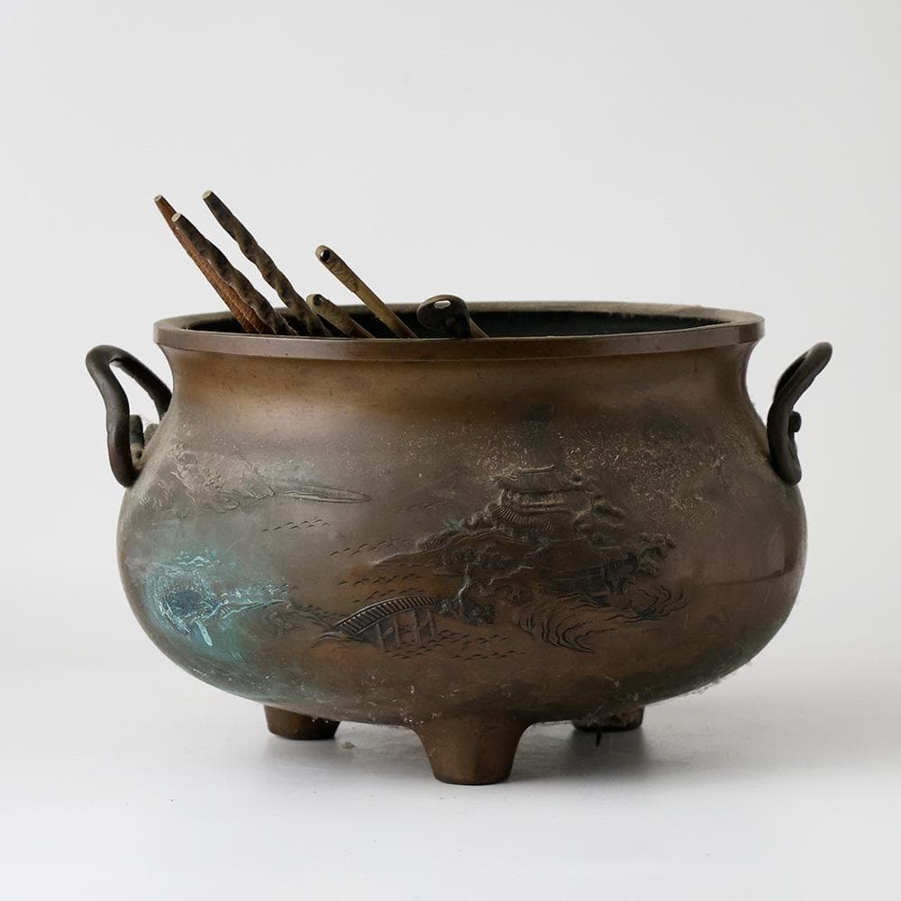 時代年代物 古銅 三つ足 火鉢 瓶掛 盛上 山水楼閣 青海波 図 五徳 火箸