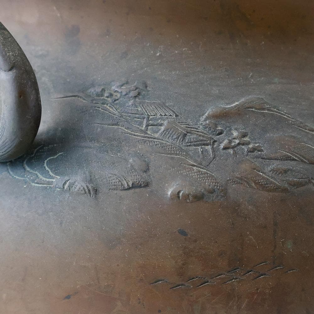 時代年代物 古銅 三つ足 火鉢 瓶掛 盛上 山水楼閣 青海波 図 五徳 火箸