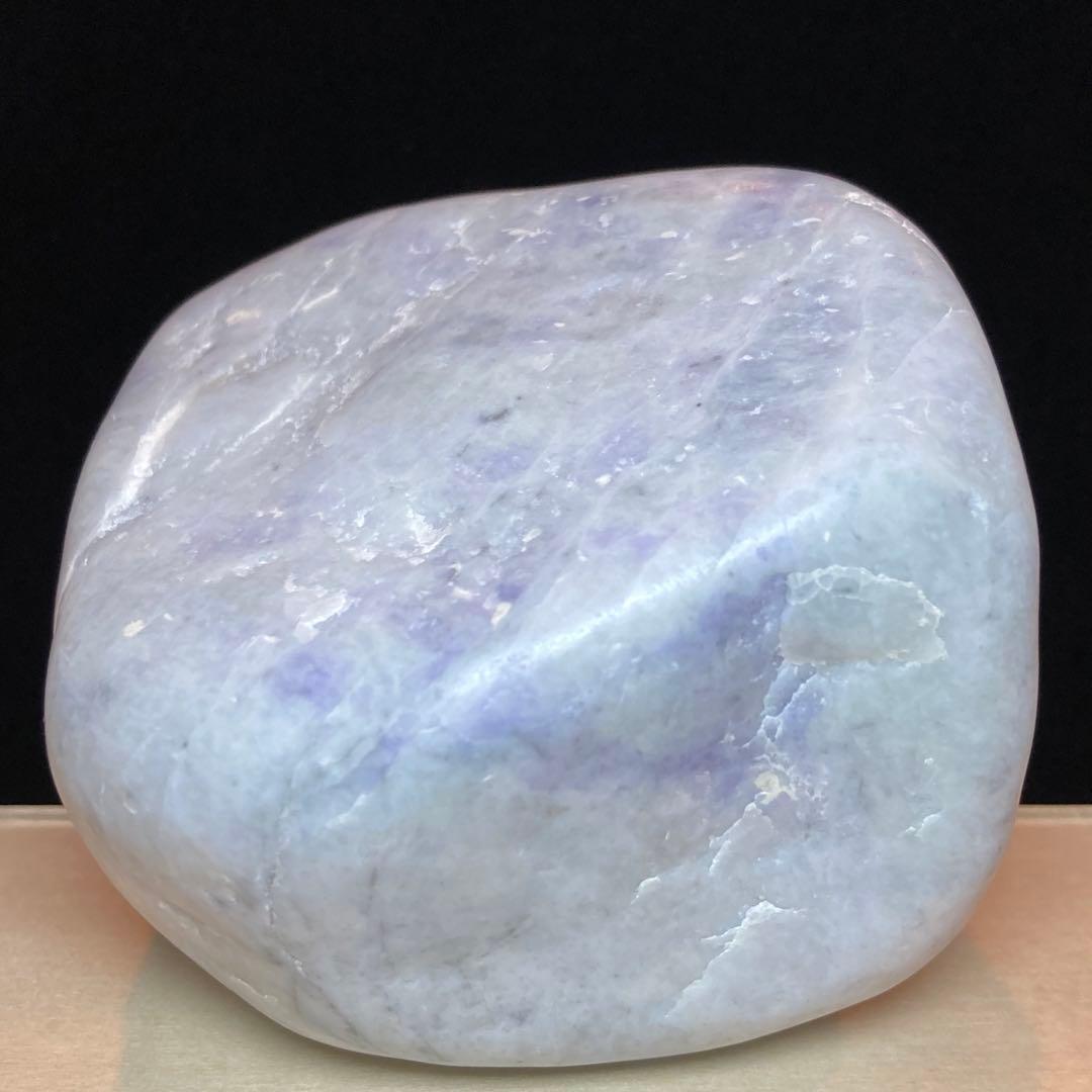 糸魚川翡翠　ラベンダー翡翠　原石　696ｇ