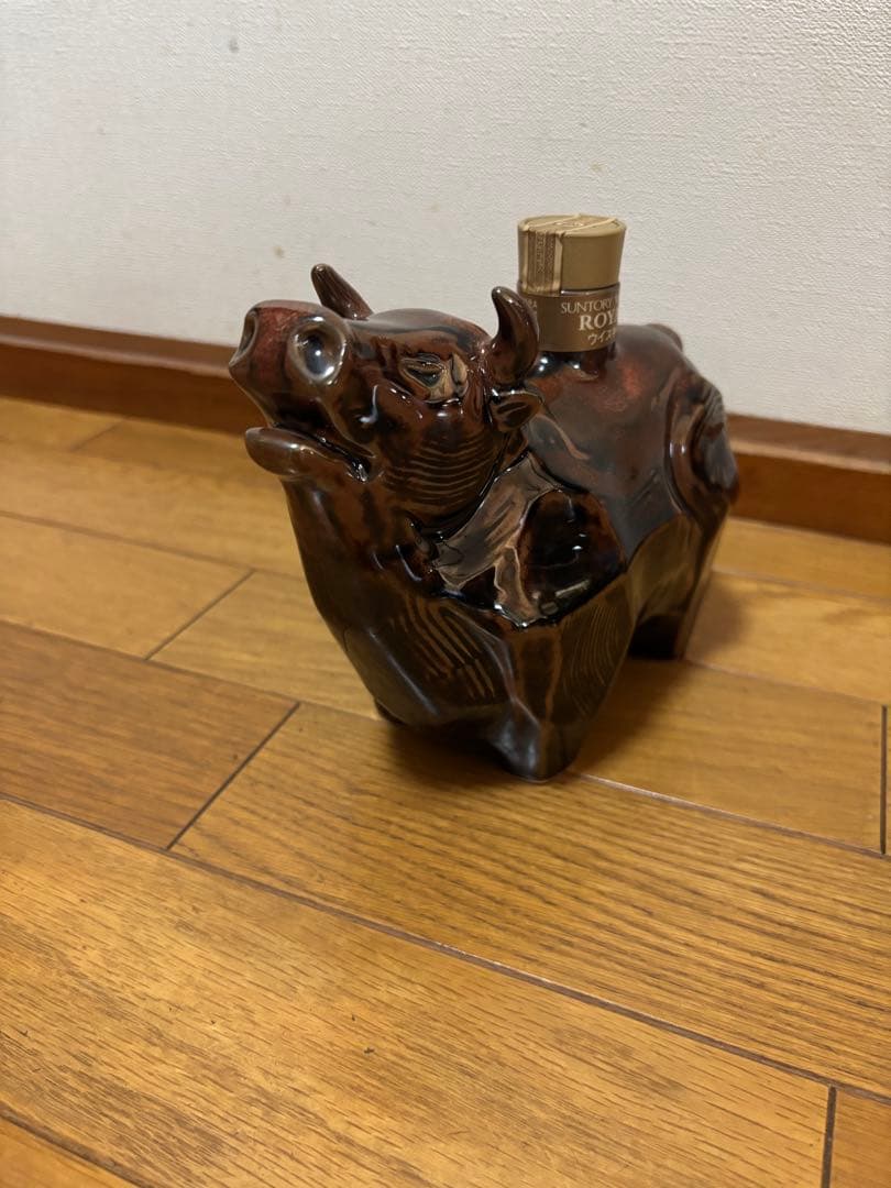 【未開栓】干支 丑 牛型 陶器 ウイスキー サントリー ローヤル12年