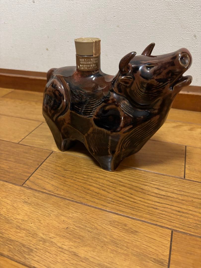 【未開栓】干支 丑 牛型 陶器 ウイスキー サントリー ローヤル12年