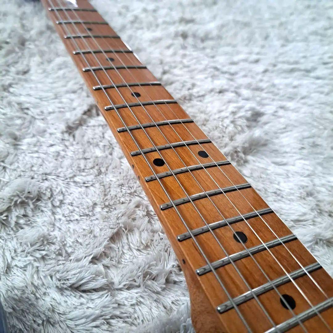 高品質アルダー材とローステッドメイプルネックを採用したプロ仕様のスマートギター