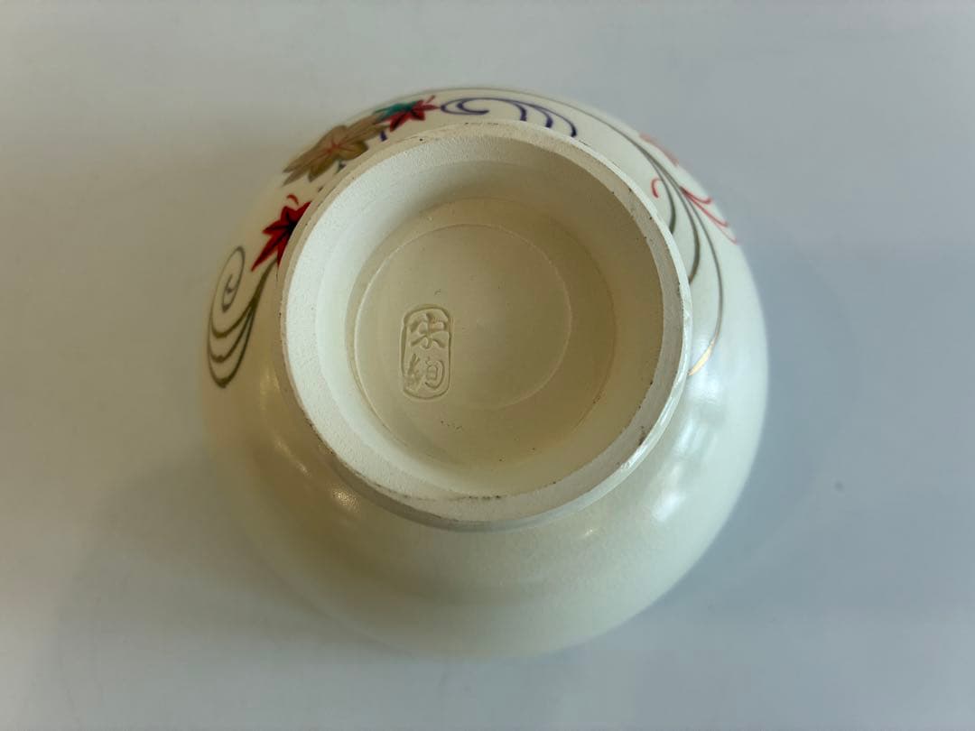 流水に紅葉模様の茶碗　水出宗絢作