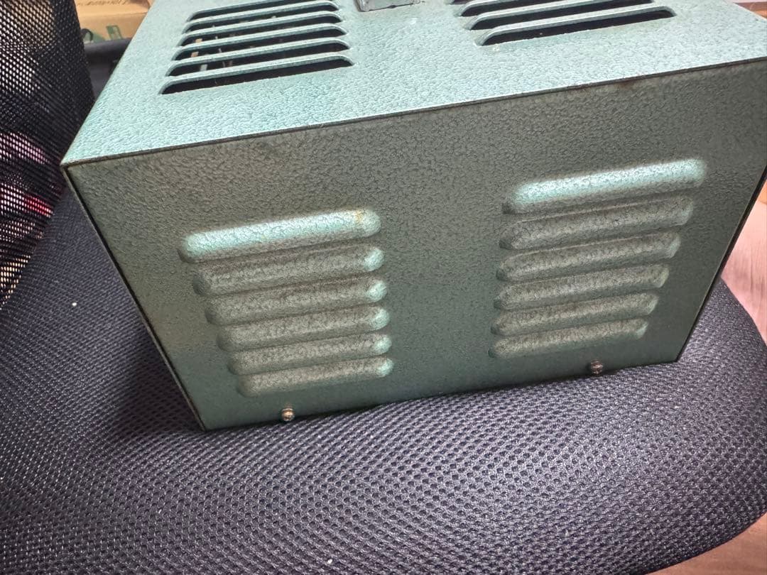 これは D-124C インバーター兼チャージャー です。