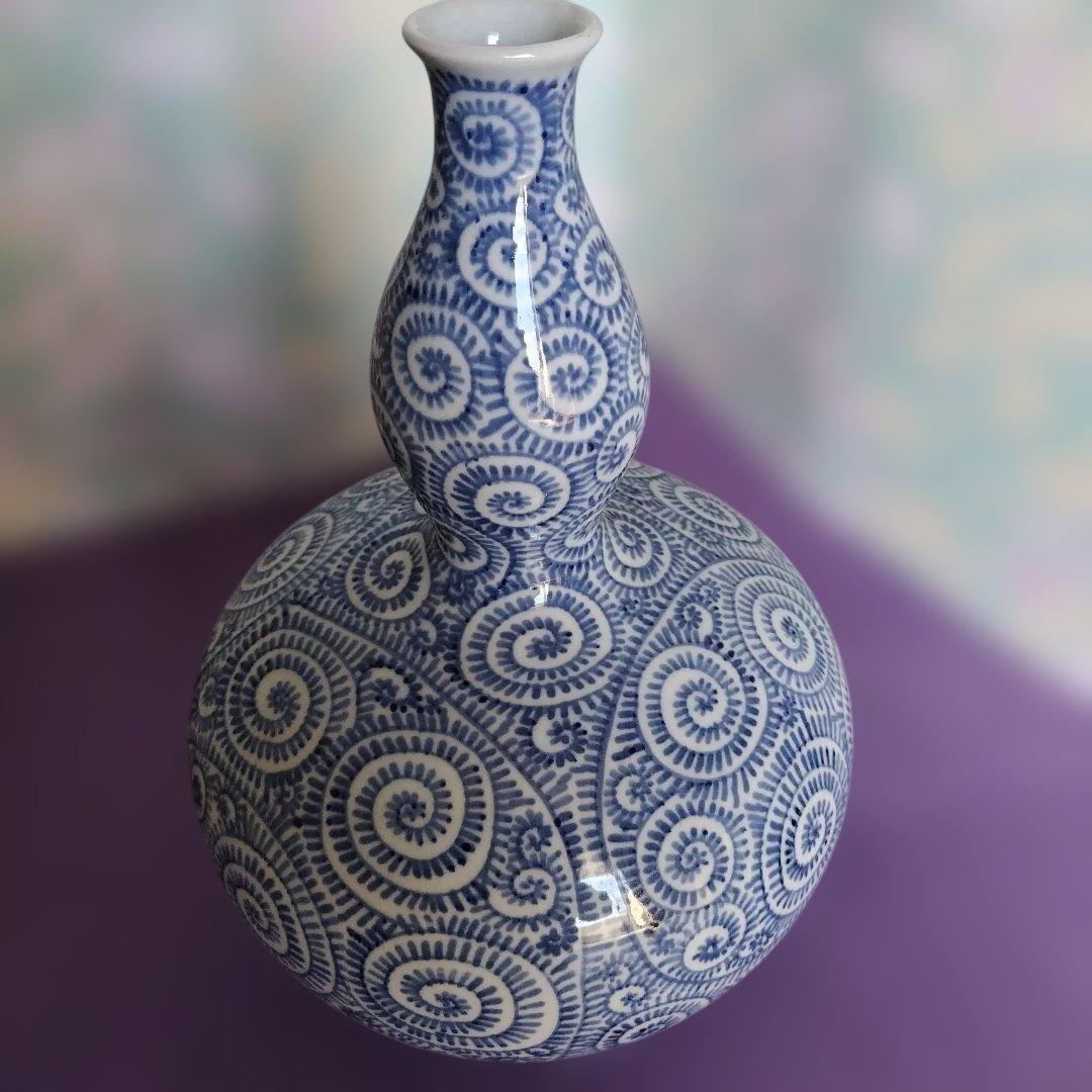 青と白の渦巻き模様(蛸唐草模様)の陶器壺