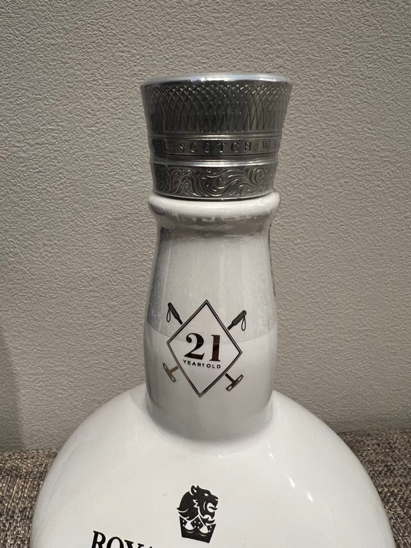 ロイヤルサルート21年 スノーポロ限定 白陶器 箱付 未開封　スコッチ