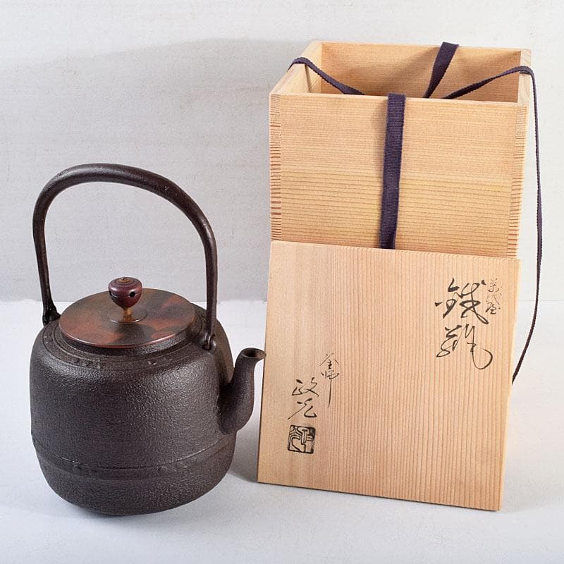 釜師　菊地政光作　万代屋　斑紫銅蓋　鋲打文　鉄瓶　鉄釜　共箱　D　R9420B