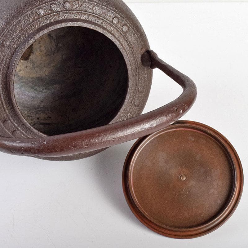 釜師　菊地政光作　万代屋　斑紫銅蓋　鋲打文　鉄瓶　鉄釜　共箱　D　R9420B