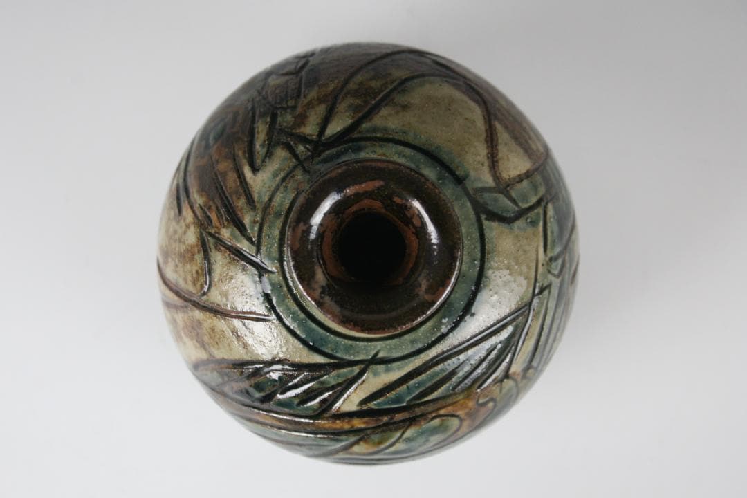 壺屋焼 人間国宝 金城次郎 作　刷毛目海老魚文花瓶