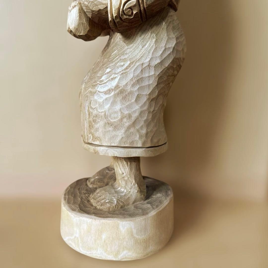 クマを抱いたアイヌ民族の木彫り人形　北海道 置物 彫刻 民芸品 ハンドメード