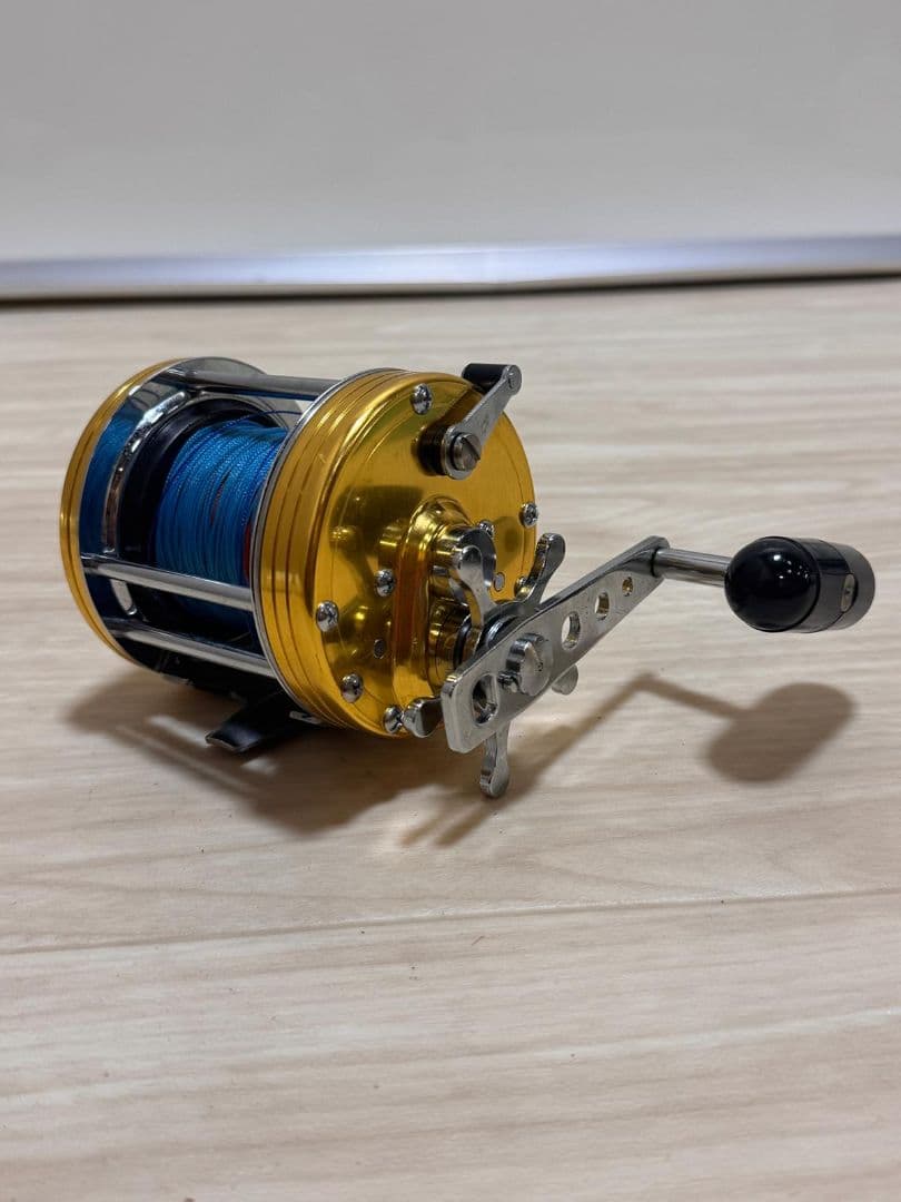 Sealine 両軸リール 300モデル 金色と青色