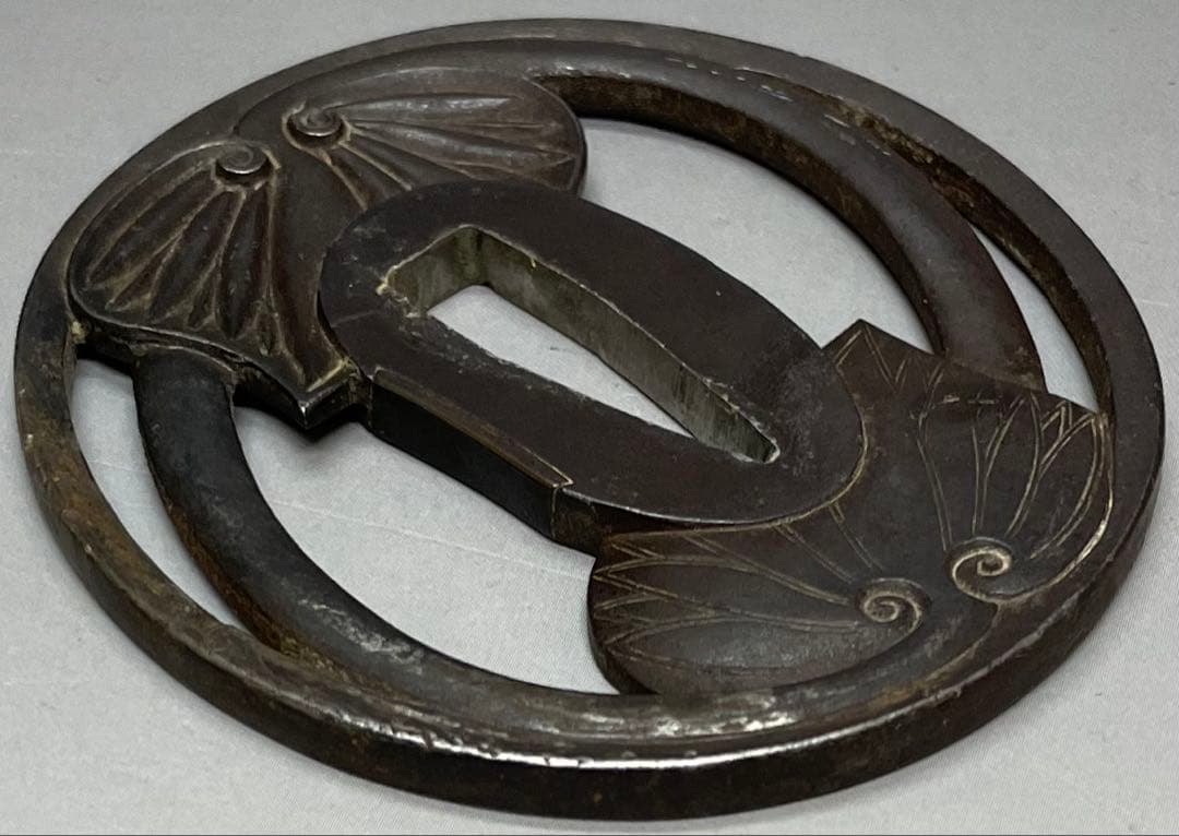 鍔　2枚　越前住記内　在銘　鉄地　象嵌　刀装具　武具　箱付　e2431