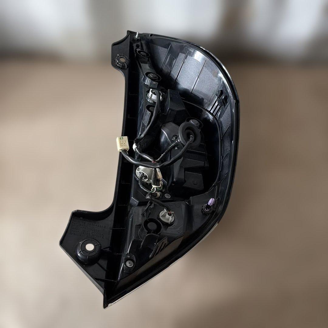 アクア NHP10 左テールライト