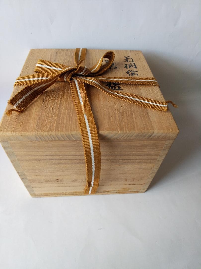 京焼 加藤松香 菊桐絵 茶碗 茶道具 共箱 新品 未使用 保管品 です。