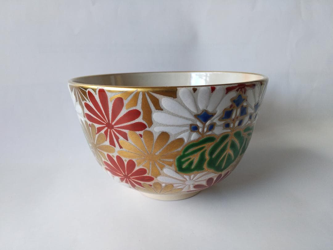 京焼 加藤松香 菊桐絵 茶碗 茶道具 共箱 新品 未使用 保管品 です。