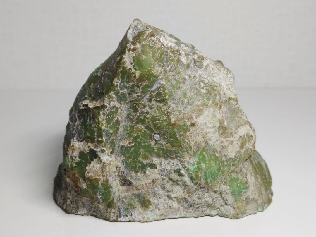 クリソプレーズ 817g ヒスイ 翡翠 瑪瑙 原石 鑑賞石 自然石 誕生石 鉱物