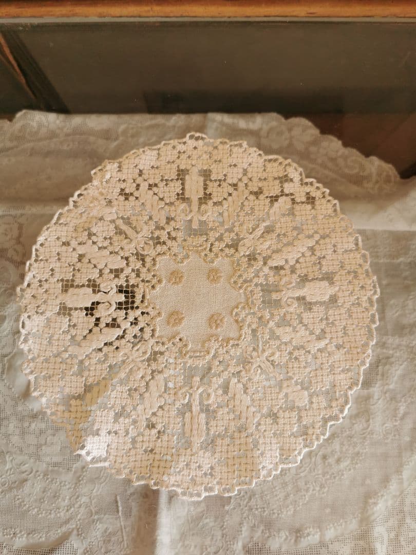 アンティークイタリア ノッテドメッシュ 男女の輪 ニードルワーク リネンドイリー