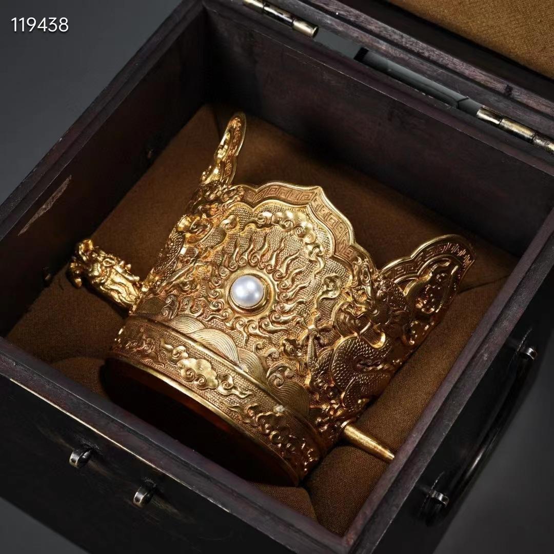 中国古美術· 珍品旧蔵収純銅高浮彫刻鎏金官帽,箱付き文房具·置物·賞物·稀少品