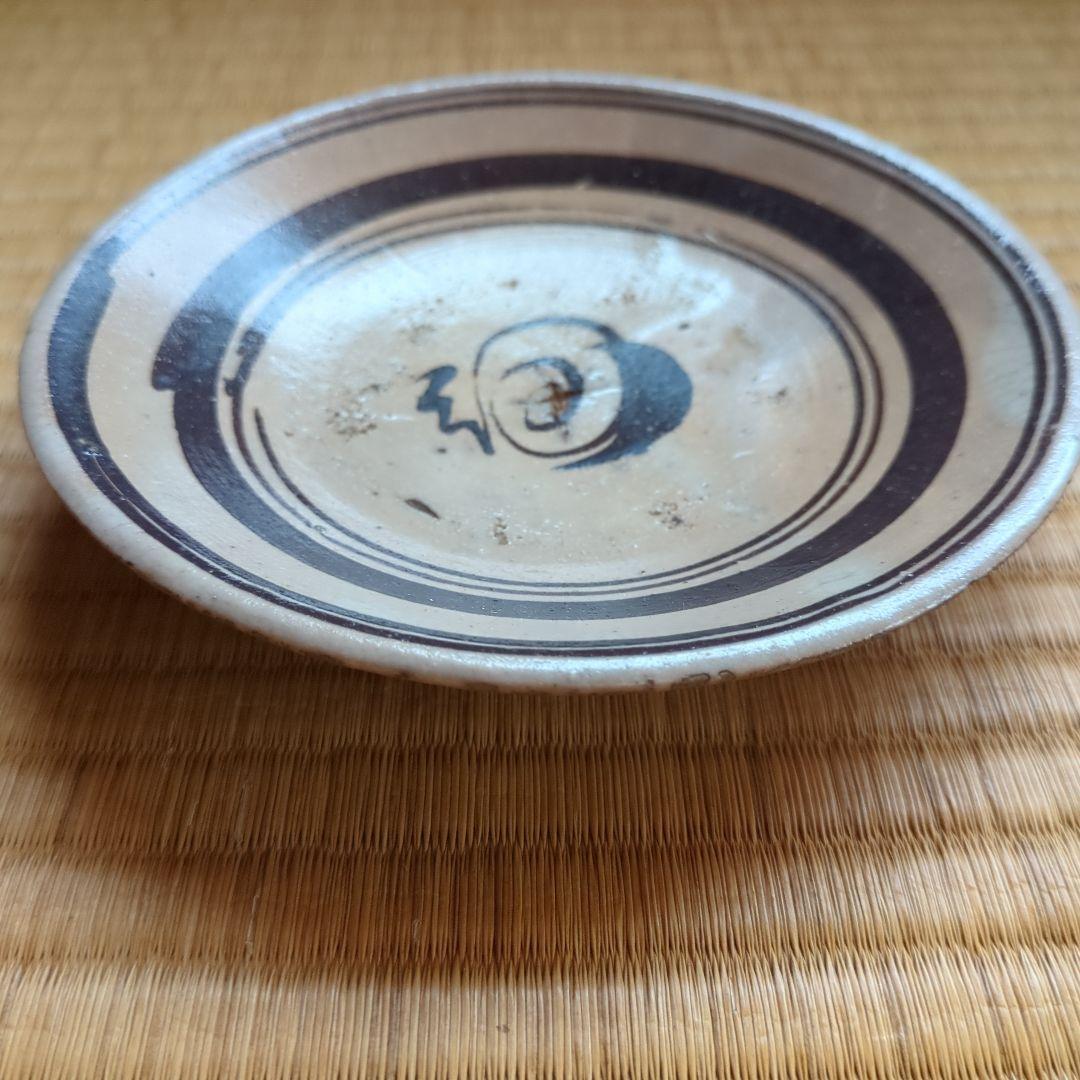 陶器製の円形皿 黒い模様　鉄絵　福字　皿　骨董品　古美術