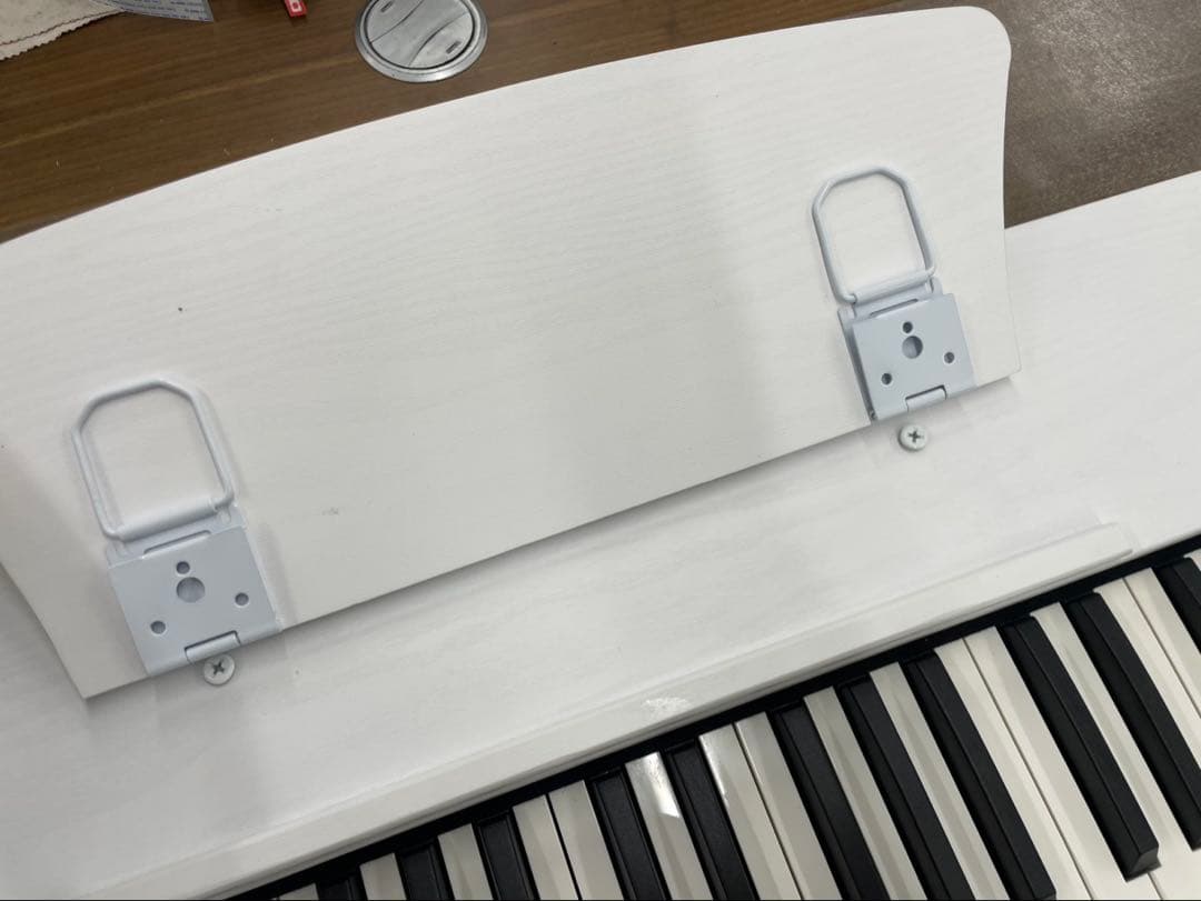 スタンド付き　電子ピアノ88鍵盤　木目調ボディ　ホワイト