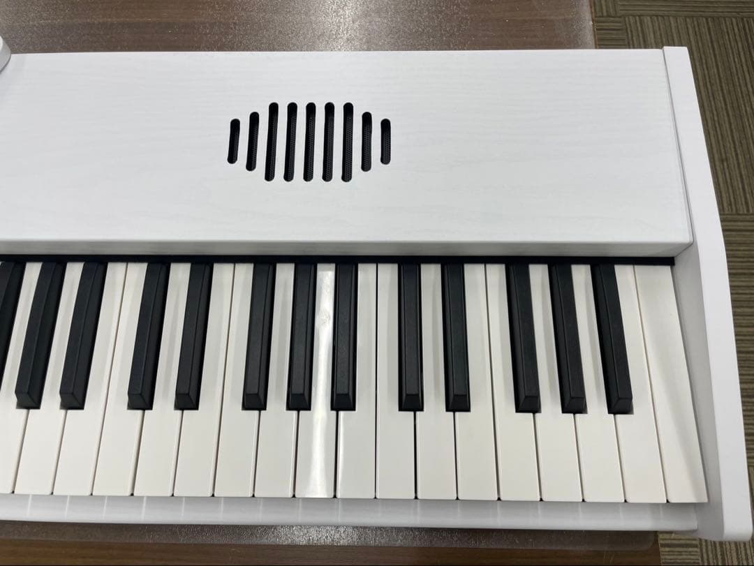 スタンド付き　電子ピアノ88鍵盤　木目調ボディ　ホワイト