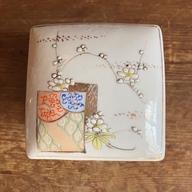 江戸時代 骨董 アンティーク 三段重 縁起物 亀 お重 重箱 染付 金彩 伊万里