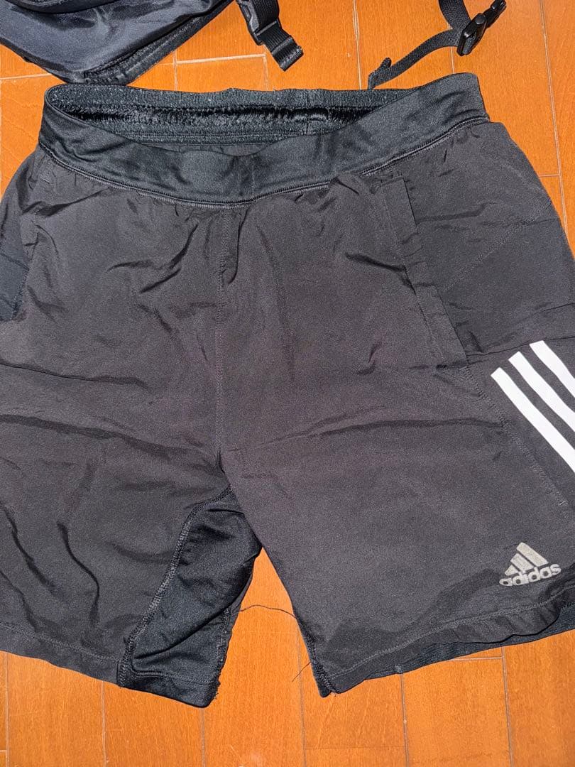 adidas ブラック ショートパンツ 3本ストライプ