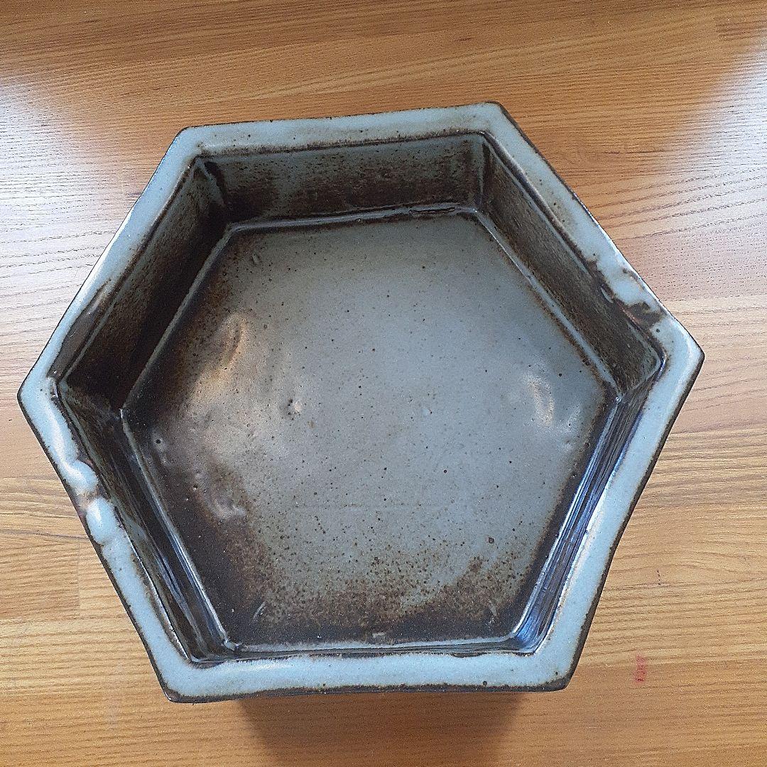 益子焼 人間国宝 島岡達三作　地釉象嵌草花文六角鉢