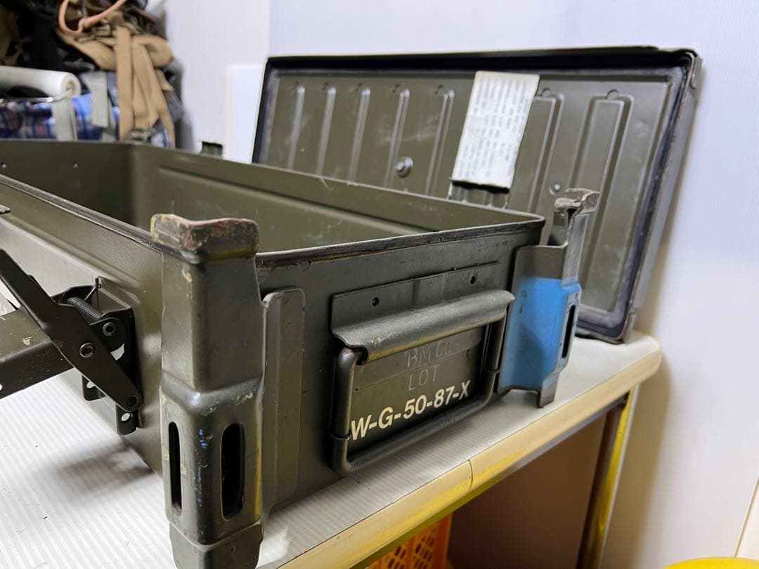 ミリタリー防水スチールケース（ビンテージ放出品）