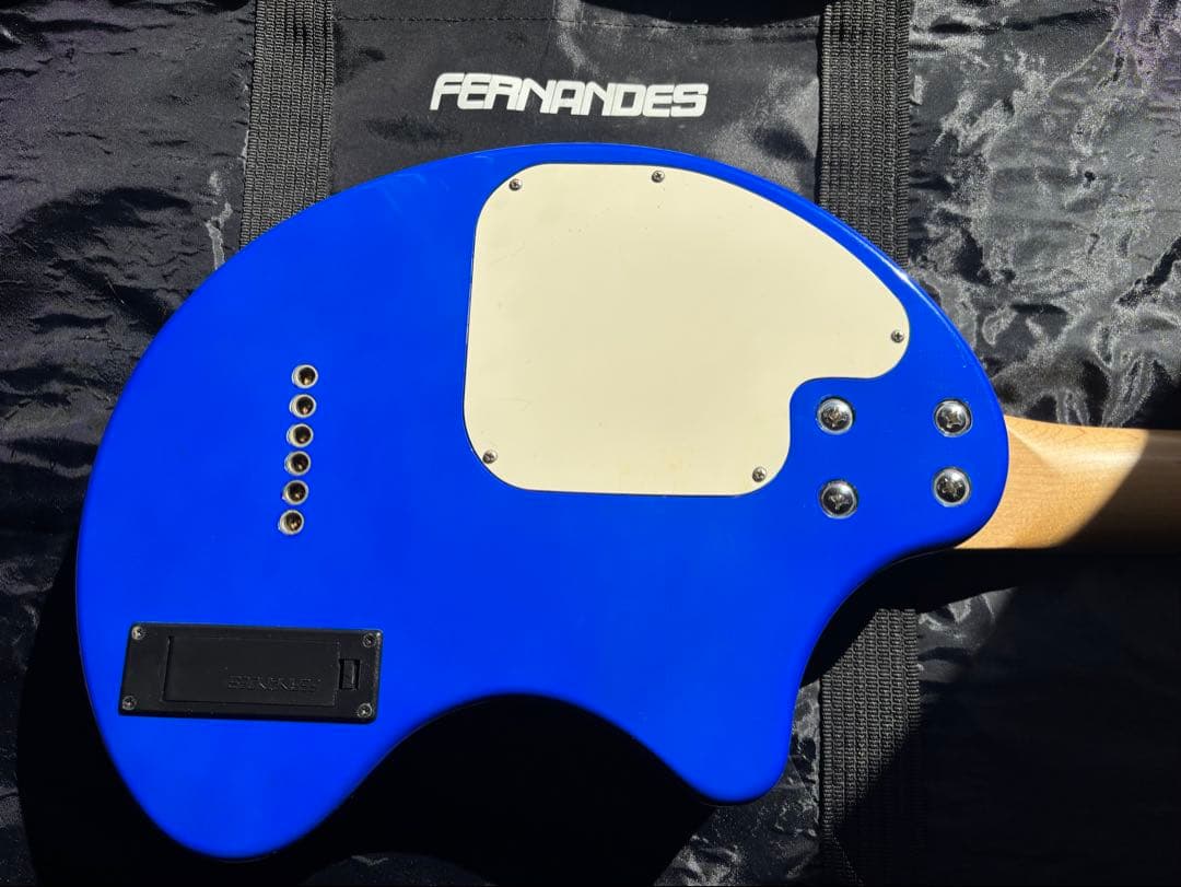 レフティ！FERNANDES ZO-3 (ブルー )専用ケース、ストラップ付き