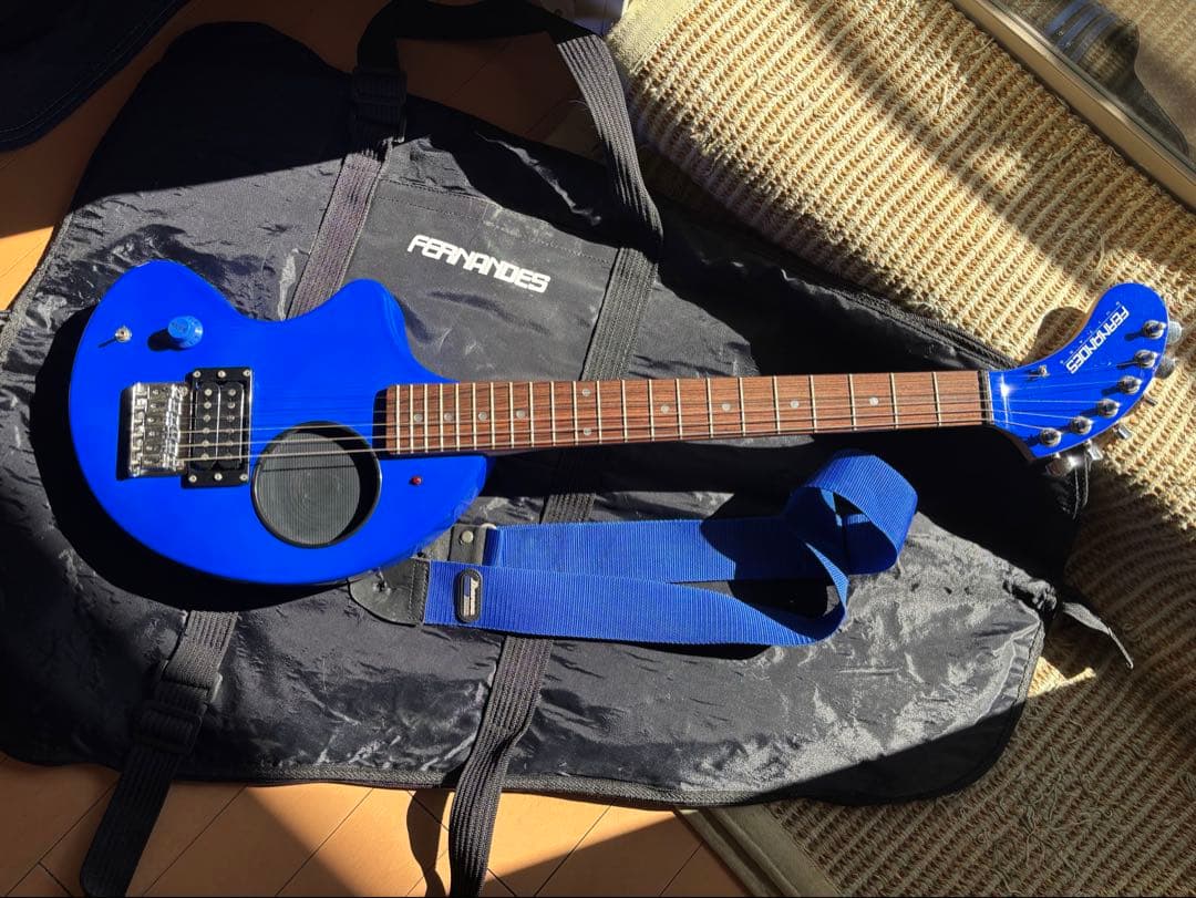 レフティ！FERNANDES ZO-3 (ブルー )専用ケース、ストラップ付き