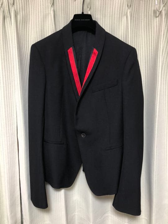 Mr.Children桜井着ヒカリノアトリエ赤ラペルブレザー