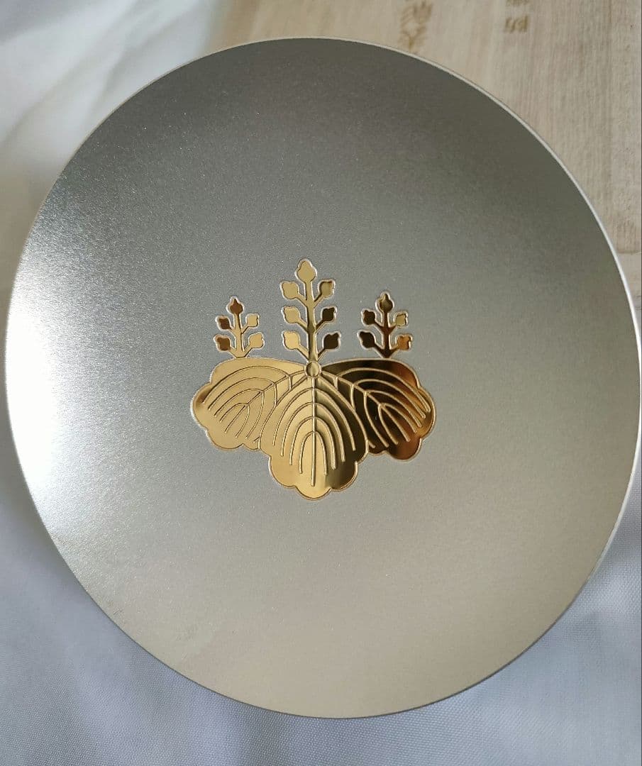 【現在高騰中　純銀999 68g】防衛大臣 永年勤続表彰記念銀杯 桐紋 台座箱付