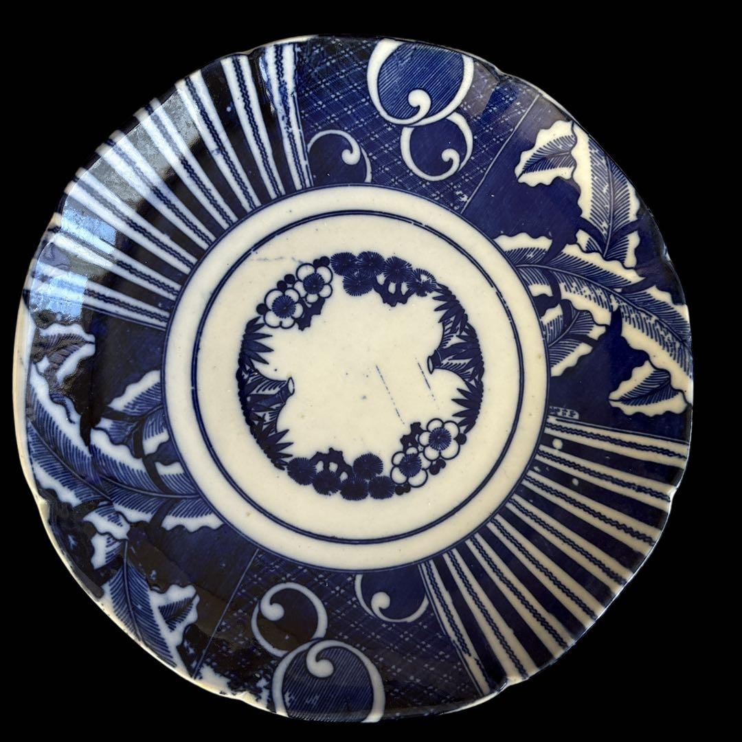 有田焼 染付 濃藍 片身替風 割付文 大皿 渦巻 唐草 葉文 見込花丸文
