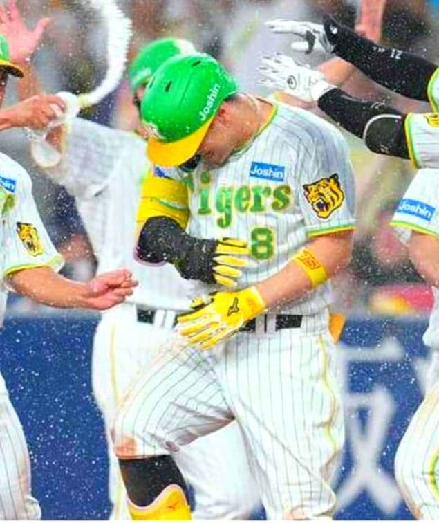 阪神タイガース　佐藤輝明　レプリカユニフォーム　Familyday限定　Mサイズ