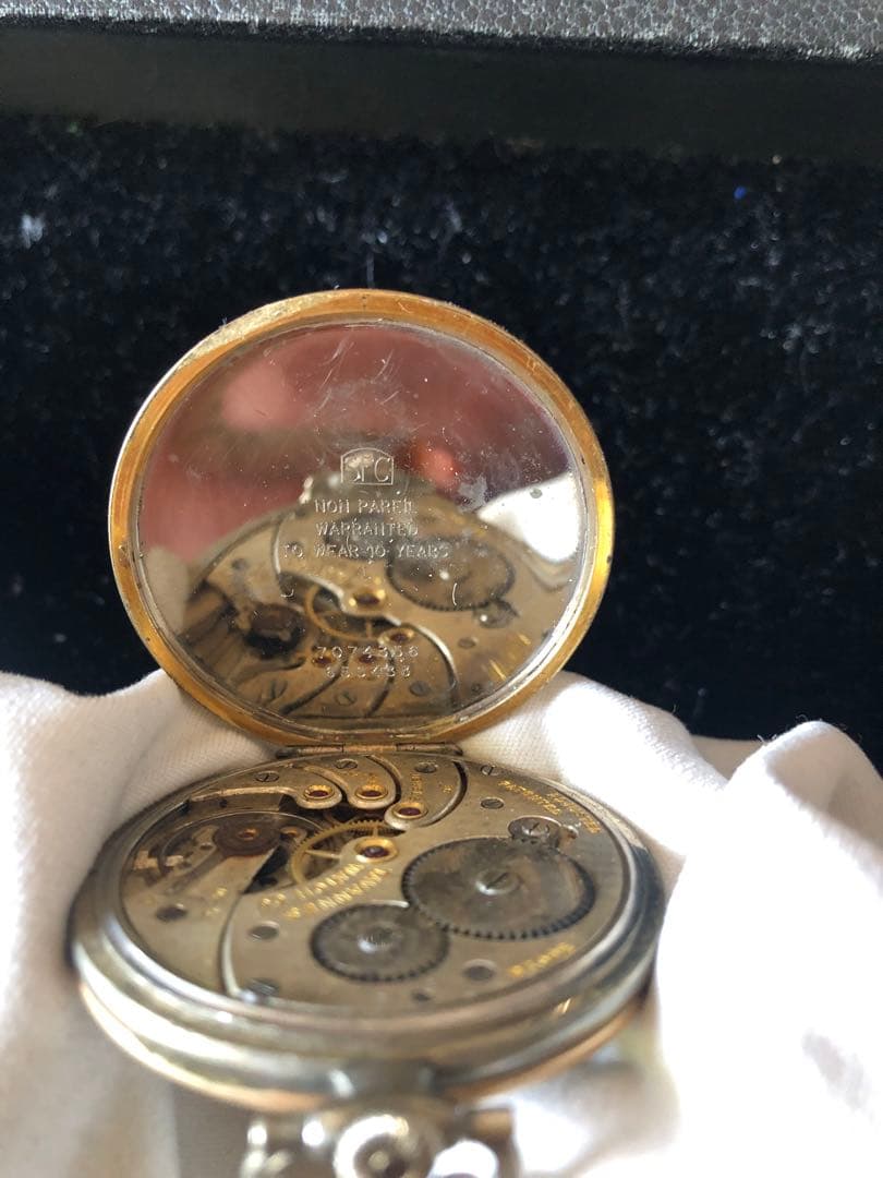 TAVANNES 社の懐中時計(銀の鎖付き)