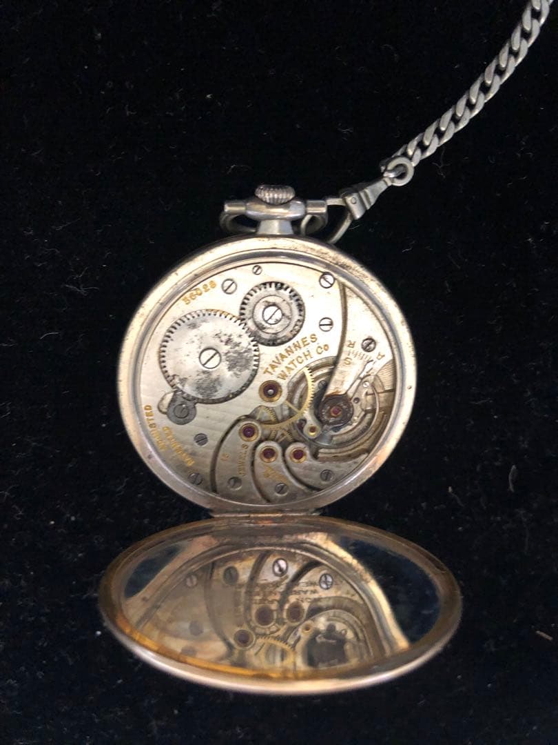 TAVANNES 社の懐中時計(銀の鎖付き)