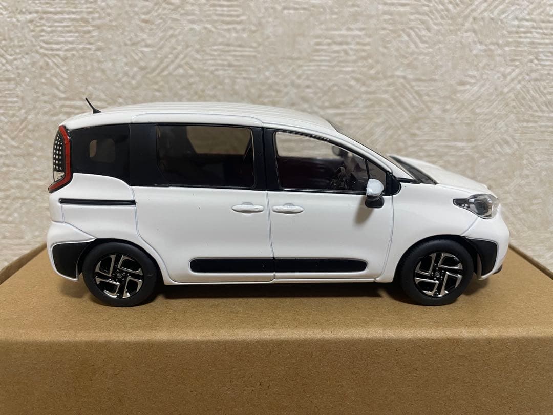 トヨタ シエンタ 1/30スケール ホワイト