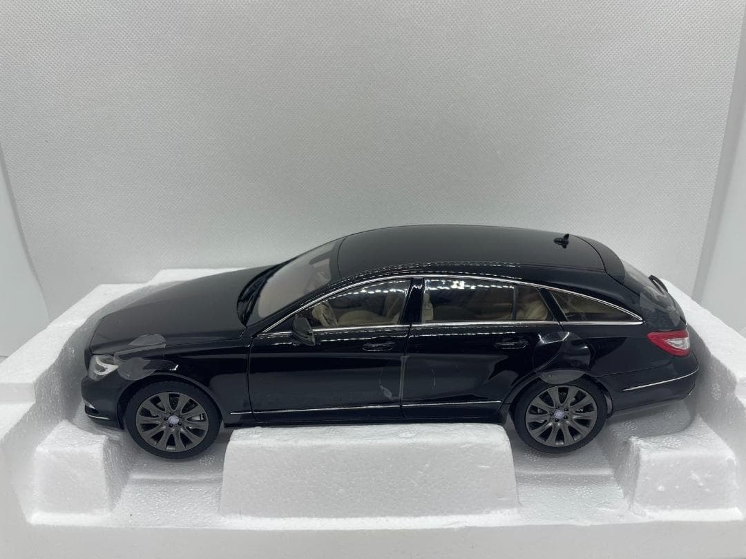 304-031 ノレブ 1/18 メルセデスベンツ CLS Shooting