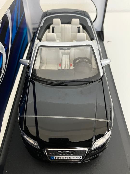 【Audi RS4】1/18 マイスト製 ミニカー箱付