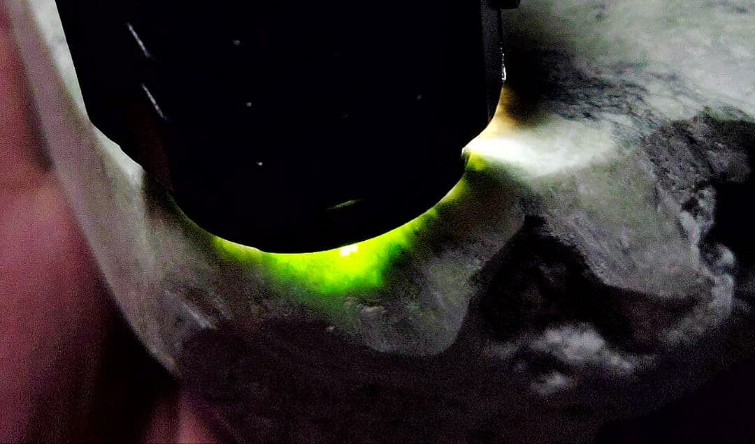 ★翡翠原石★糸魚川硬玉【小滝・川ズレ・カット1.5kg】